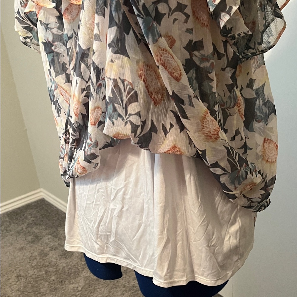 LC Lauren Conrad Floral Blouse in Gray and Cream - Picture 6 of 10